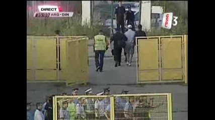 Фенове на Динамо Букурещ навлизат на терена