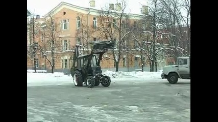 Луд руснак върти с трактор на лед!