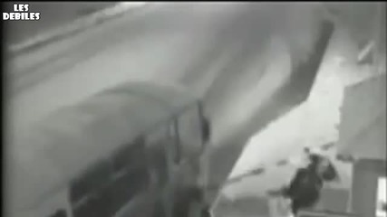 Не стойте близо до бариера защото... 