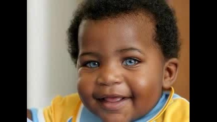 ! Черно бебе със сини очи ! 