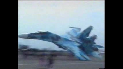 Изтребител Su - 27 се взривява при кацане и избива много хора