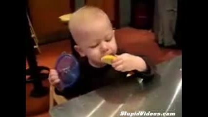 Адски сладко бебе се опитва да яде лимон :]