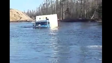 Една Руска машина във водата