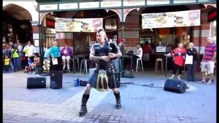 Ето един шотландски музикант който се забавлява с гайдата си