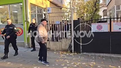 Мъж намушка приятелката си в Бургас, 20 въоръжени полицаи нахлуха в жилището му