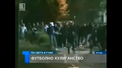 Полицаи бягат от феновете на Левски 