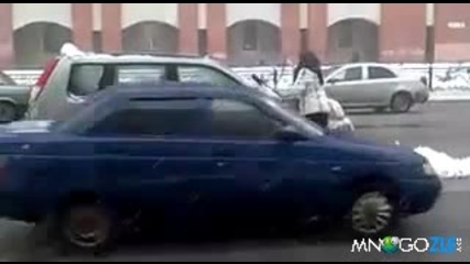 Жена чисти колата насред пътя - Смях 