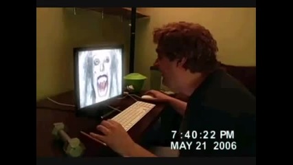 човек си счупи екрана на компютъра Луд Смях