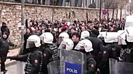 Студенти влязоха в сблъсък с полицията при протест заради ареста на кмета на Истанбул