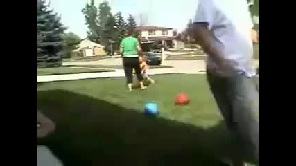 Нокаутират малко дете с топка