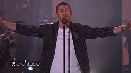 Nick Jonas Performs 'close'