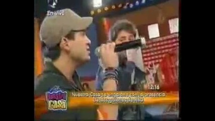 Poncho y Christopher пеят акапелно