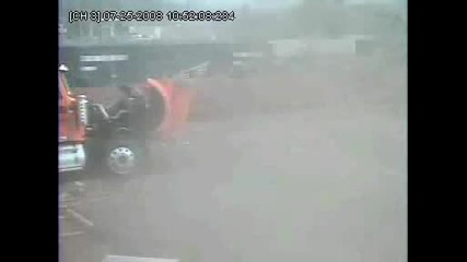 Влак помита камион