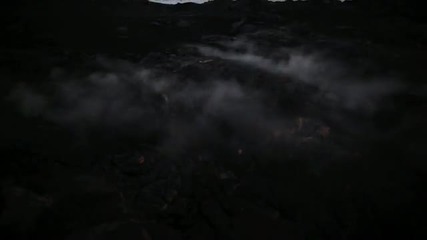 Лава от вулкана Килауеа потоци към Тихия океан