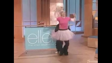 Звездата Нийв Кембъл танцува в телевизионно предаване