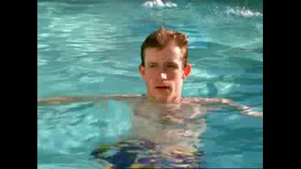 Приятели на момче - са пикали в басейна му
