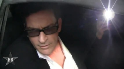 Charlie Sheen плаща за реабилитацията на Brooke Muller