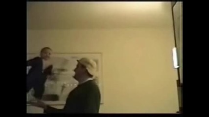 Бебе Пази Равновесие На Един Крак!!!