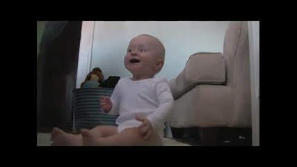 Бебе се смее на леген за пране *смях* 