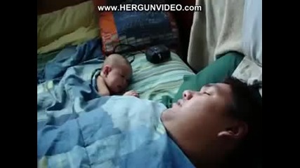 Бебе Се Плаши От Хъркането На Баща Си! 