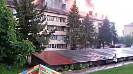 Мълния удари жилищна кооперация в Дряново и предизвика пожар