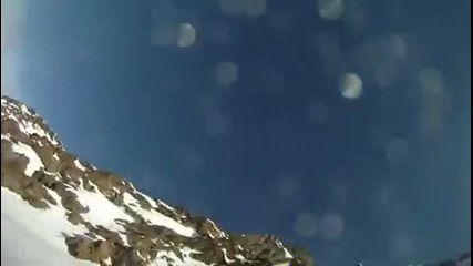 Скиор пада от доста висока скала