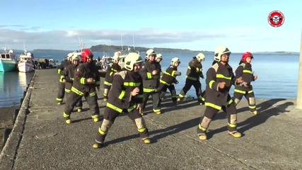 Пожарникари в Чили танцуват много смешен танц да забавляват целия град!