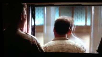 Брус Уилис разстрелва във филма Умирай Трудно 3 (1995)