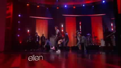 На живо ! Джъстин пее Boyfriend в шоуто на Елън