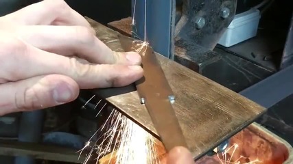 Майстор прави нож от стар циркулярен диск