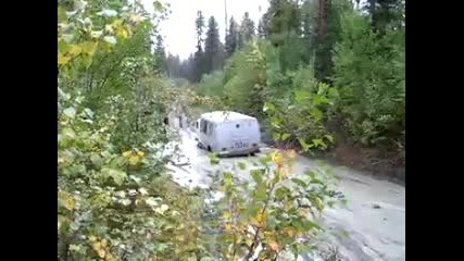 път през тайгата в източен Сибир, Русия 