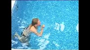 Йоана плува под вода