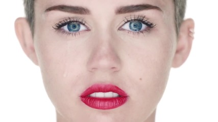 Официално видео! Miley Cyrus - Wrecking Ball