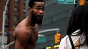 Акробат на улица в Ню Йорк прави шоу