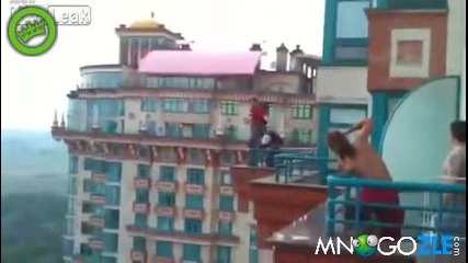 Руски екстремист скача от блок с парашут