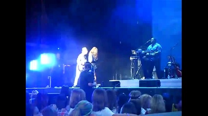 Demi Lovato направо метна микрофона си от сцената :d