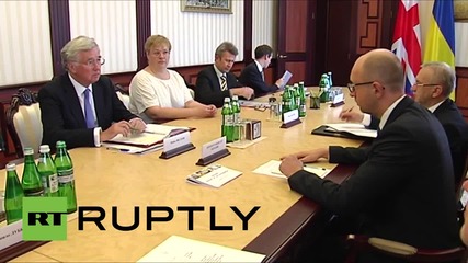 Украйна: Британският министър на отбраната Фалън се срещна с министър председателя Арсений Яценюк