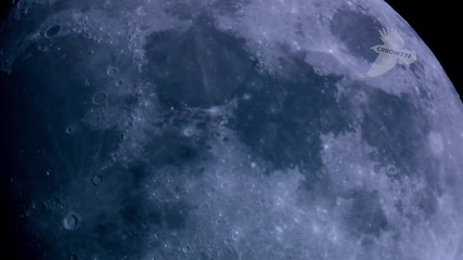 Заснет е космически кораб с 3 двигателя на фона на Луната