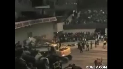Трактор се навпава в сграда