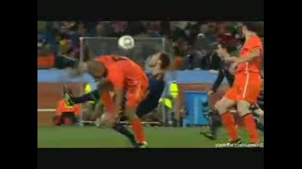 Is Nigel de Jong the real Karate Kid ? 