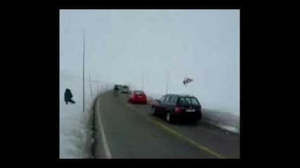 Скиор прелита над магистрала