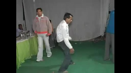 Надрусани индийци танцуват! Танцуват? 