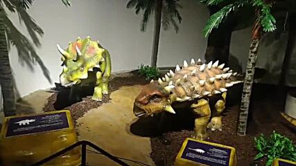 Експозиция с модели на динозаври в Природонаучния музей в Пловдив