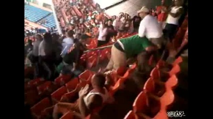 Така става като си объркал агитката ! Бой , бой !!! 