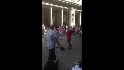 Клоун забавлява хората във Флоренция