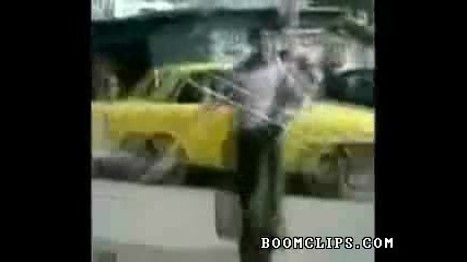 Колата го подгони и му се оправиха краката! 