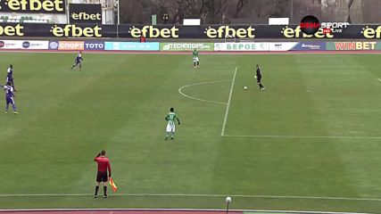 Груба грешка на Перниш едва не коства втори гол за Етър