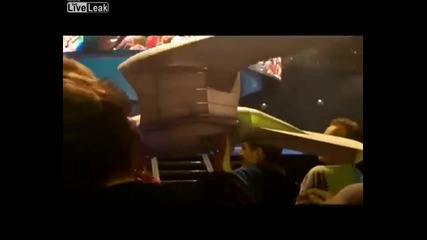 Птица робот пада в публиката