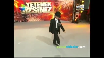 12 годишно момче танцува като Майкъл Джексън