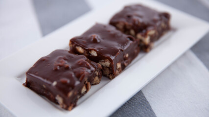 Шоколадово-карамелени квадрати с орехи пекан | Кралицата на шоколада | 24Kitchen Bulgaria
